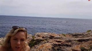 Мужик трахает немку на пляже