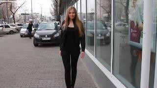 Сексуальная на улице и милая дома