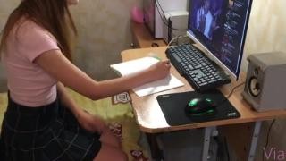 Пришла с института и сразу же писю ласкать