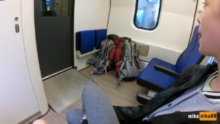 Брюнетка отсосала в электричке