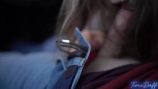 Тренируется в минете на члене незнакомца