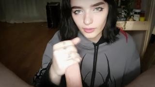 Русская молодая брюнетка аккуратно отсосала