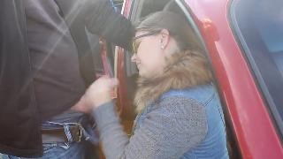 Очкастая телка отсосала болт в машине посреди поля