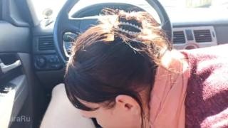 Брюнетка отсосала незнакомцу в тачке