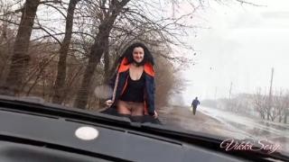 Мамаша дрочит клитор в тачке