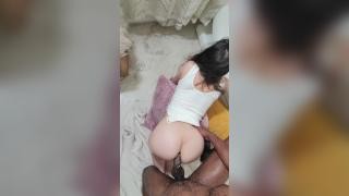 Сливочно-белая девушка сливает большой толстый член