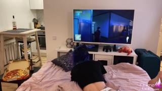 Выебал горячую малышку пока она играла в хитмана и кончила на очки