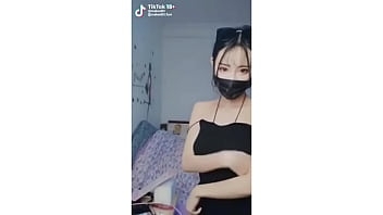 Видео молодой тик токершы