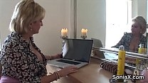 Неверная британская зрелая дама Sonia выставляет напоказ свои большие сиськи