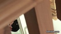 Прелюбодейная английская милфа леди Соня высовывает свои огромные яйца